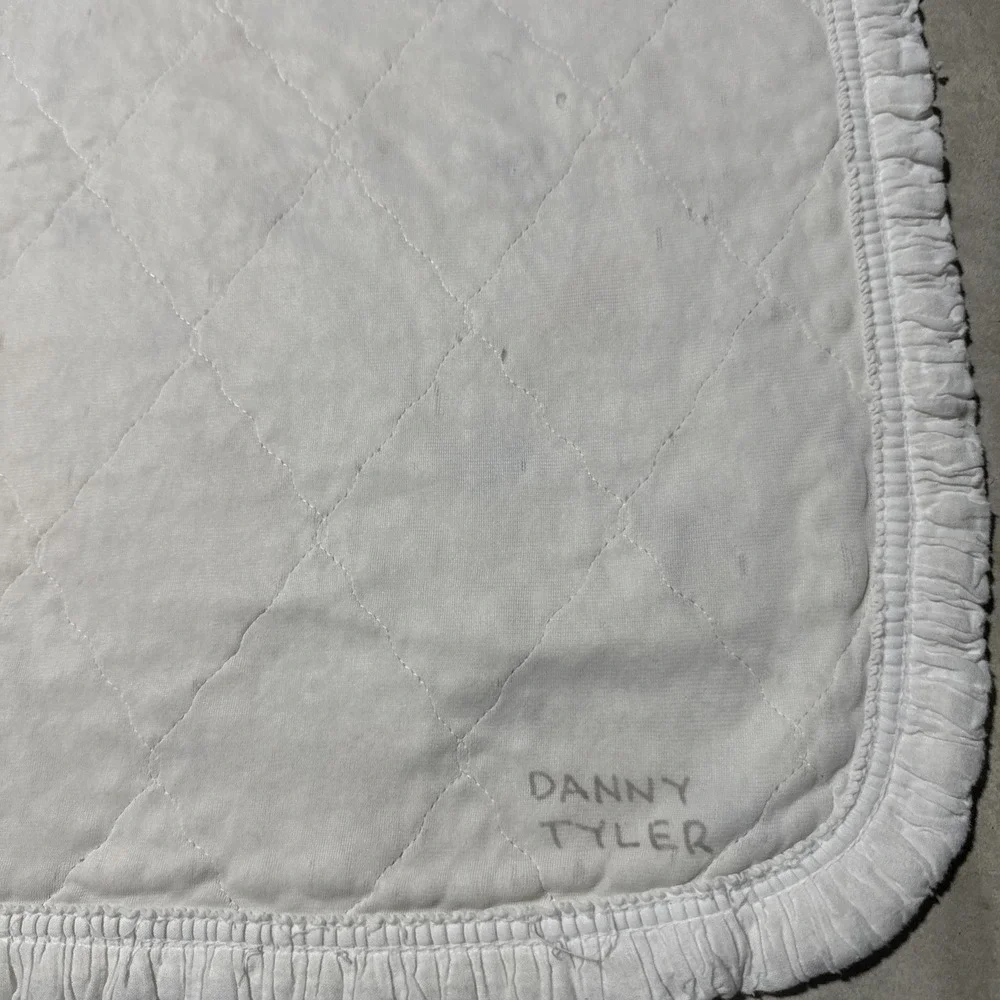 Sears Vintage Winnie the Pooh Baby Crib Quilt Blanket White Ruffles Read DESCRIP